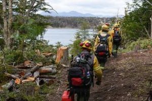 Nación mantiene el despliegue para el combate de incendio