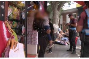 Flores:Detienen a pareja mechera con prendas robadas de un local