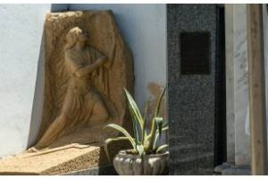 Cementerio de la Recoleta:Expertos restaura el patrimonio escultórico
