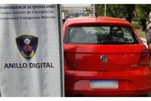 Detienen a dos hombres armados que circulaban en un auto mellizo