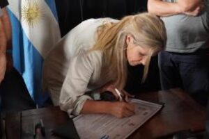 Cynthia Hotton firmó el compromiso “Ni un pibe menos por la droga”