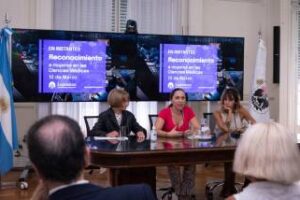 Legislatura: Reconocen a cirujanas por su lucha, homenaje a las profesionales