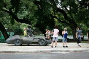 Ciudad:Se trasladó el monumento dedicado al ídolo argentino Fangio