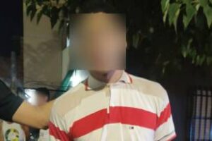 Delincuente chocó contra una casa y fue detenido debajo de una cama