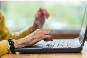 AMIA:Programa que promueve la inclusión digital de personas mayores