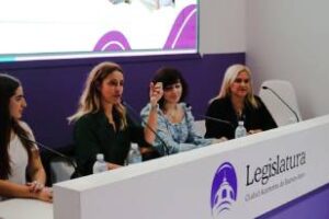 Kienast:Diò una charla denominada “Educación en Democracia”