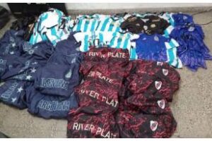 Villa Lugano:Secuetraron indumentaria deportiva apócrifa de futbol