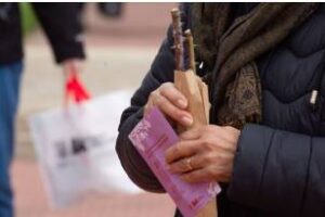 El Rosedal:Continúa la poda y entrega de esquejes a los vecinos