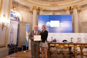 En la ciudad:Se distinguió al libro “90 años de apoyo al Museo