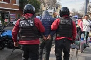 Bajo Flores:Motochorro detenido con tres celulares robados