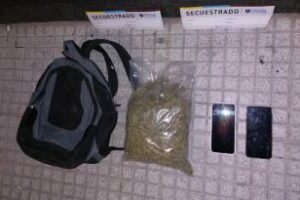 Dos detenidos con casi un kilo de marihuana en una mochila