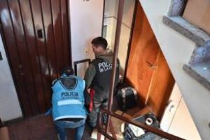 Palermo:Hallan un centenar armas y seis granadas durante un incendio