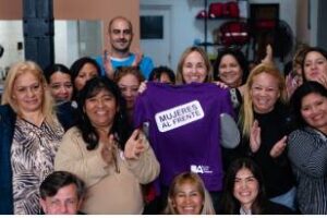 Encuentro con egresadas del programa “Mujeres al Frente”