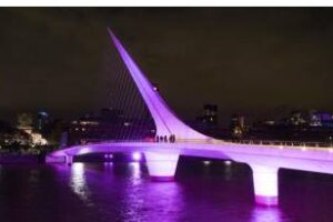 Se iluminan monumentos por la lucha contra el cáncer de mama