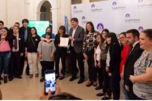 La legislatura declarò de interès al programa «Loros Parlantes»