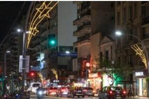 La Ciudad:Iluminada con luces navideñas para recibir las Fiestas