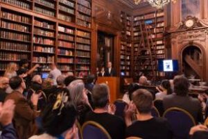 Àmbito de la Cultura:Personalidad Destacada al fotógrafo Claudio Larrea