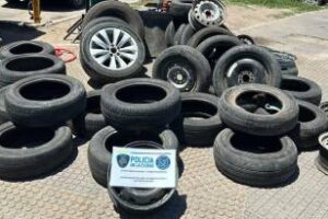Mantero:Vendía gomas y llantas robadas en una plaza y fue detenido