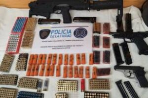 Rescatan trece perros y secuestran arsenal en casa de detenido