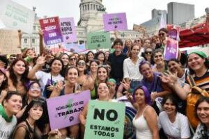 Lousteau acompañó a las mujeres radicales en Plaza Congreso