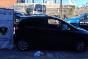 Dos ladrones con inhibidores son detectados en un auto y detenidos