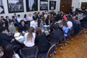 Màs de 200 alumnos universitarios simularon ser legisladores porteños