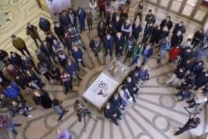 Ciudad:Inaugurò una muestra artìstica en su honor del Padre Mugica