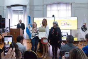 Distinguieron la publicación de la fundación Comparlante