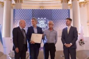 El palacio legislativo:Reconocio «Cuando Frank conoció a Carlitos»