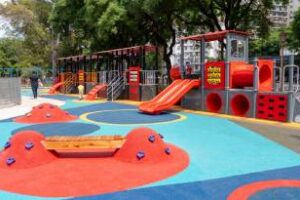 Plaza Bolivia:Se renovó el patio de juego temàtico ferroviaria