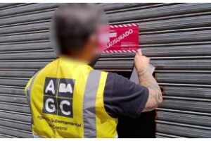 Clausuran 10 locales y una fábrica de camisetas de fútbol truchas
