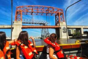 Navegación por el Riachuelo junto a estudiantes de secundaria