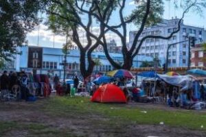 Chacarita: Desalojaron a manteros que ocupaban el Parque Los Andes