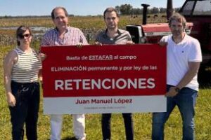 Juan Manuel López realizó un vuelo por zonas inundadas