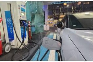La ciudad:Habilita puestos de cargas para autos eléctricos