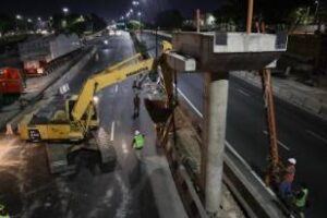 AU Dellepiane:Montaron la segunda viga del nuevo puente