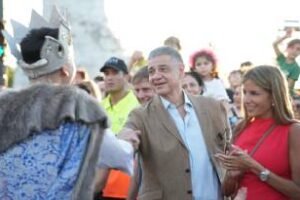 Ciudad vive la fiesta de la Navidad con carrozas y artistas