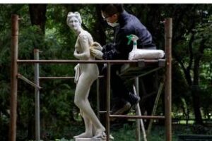 Un taller que mantiene vivas esculturas y monumentos porteños