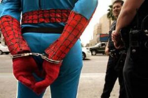 En la Ciudad:Se detuvo al «hombre araña» con antecedentes