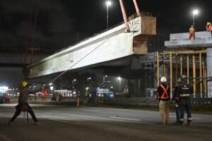 Ciudad:Megaoperativo nocturno colocaron vigas de 45 toneladas