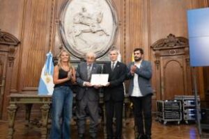 La ciudad:Distinción y promoción a “La voz de las colectividades”