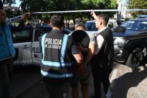 Ciudad:Ocho detenidos y 15 toneladas de alimentos impregnados con cocaína