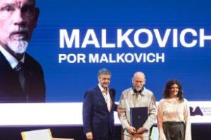La ciudad:Distinguió a John Malkovich como Huésped de Honor