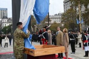 Día de la Patria:Jorge Macri encabezó el izamiento de la bandera