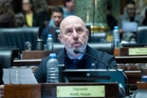 El Cuerpo Legislativo:Aprueba el financiamiento de la Línea F